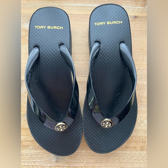 New Tory Burch Women's Cut-Out Wedge Flip-Flops in Perfect Black Size 6 - Picture 3 of 8